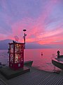 Allô Claude, cabine téléphonique installée sur les quais de Montreux, en Suisse. Installation cinétique en hommage à Claude Nobs.