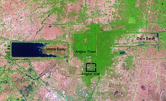 [Bild: 330px-Angkor_fra_satellitt.jpg]