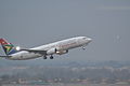 Boeing 737 de South African Airways despegando del Aeropuerto Internacional de Johannesburgo-Oliver Reginald Tambo