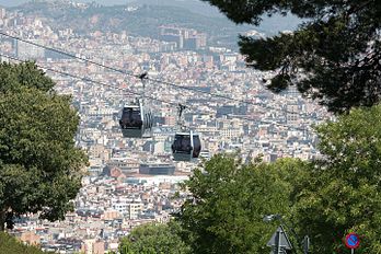 Le téléphérique du château de Montjuïc, dominant Barcelone. (définition réelle 5 472 × 3 648)