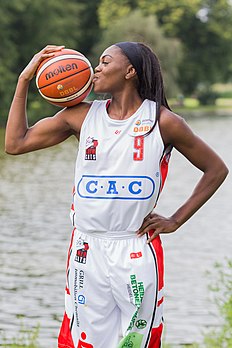 La joueuse de basket-ball suédoise Abigail Asoro, sous le maillot des ChemCats Chemnitz. (définition réelle 2 581 × 3 872)