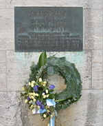 Kranz an der Gedenkstätte Deutscher Widerstand im Hof des Bendler-Blocks, Berlin