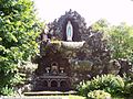 Natursteingrotte neben der Kirche