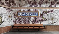 28th Street, New York: „Roaming Underfoot“ (Ausschnitt, 2018) Glasmosaik mit Pflanzenarten aus dem benachbarten Madison Square Park Künstlerin: Nancy Blum[198]