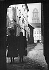 15. Februar 1952 An der Fischerstrasse. Im Hintergrund der Turm des Alten Stadthauses.