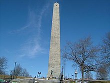 Monument má podobu obelisku, před ním je vidět socha plukovníka Prescotta, ale je malá, protože je to zdálky.