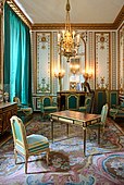 Salonul Doré al Mariei Antoaneta, în Palatul de la Versailles (Franță), un exemplu de interior în stilul Ludovic al XVI-lea