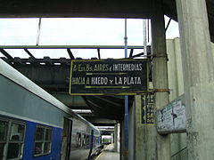 Cartel indicador de servicios hacia La Plata.
