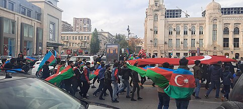 Menschen in Baku feiern Sieg über Armenien im zweiten Bergkarabachkrieg.