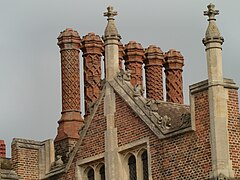 Détail des cheminées du palais d'Hampton Court, Angleterre (1515-1529).