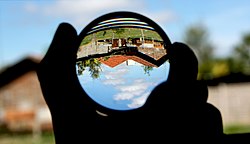 Convex lens (magnifying glass) and upside-down image.jpg