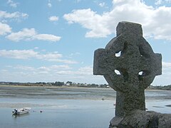 Croix celtique en granit à Saint-Cado dans la Ria d'Étel (Morbihan).