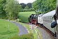 HEF-Pendelzug vom und zum Bahnhofsfest mit 01 118 sowie u. a. mit einem 26,4 Meter langen Schnellzugwagen in der engen 180°-Kurve bei Königstein