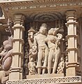 Скульптура Лакшми-Нараяна на внешней стене Храма Деви Джагадамби (Кхаджурахо)