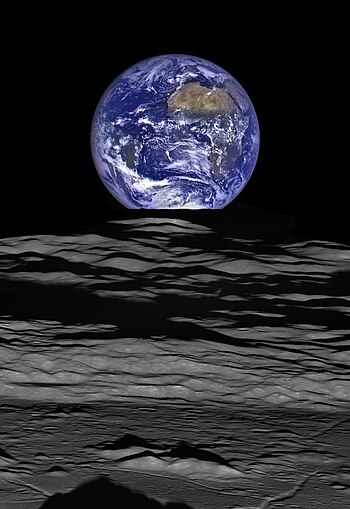 Měsíční povrch se Zemí na snímku sondy LRO letící 134 km nad Comptonovým kráterem v říjnu 2015
