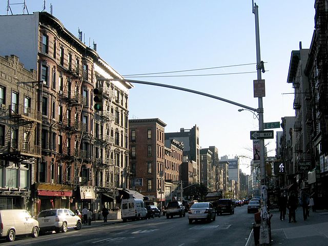 Segunda Avenida e 6th Street, em direção ao norte