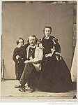 Félix Nadar, Félix Nadar, sa femme Ernestine et leur fils Paul, [Paul Nadar est debout à côté de son père], vers 1864[26].