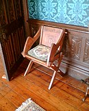 یک بازتولید از صندلی گلاستونبری در کاخ اسقف، ولز