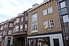 Winkel en poort met bovenwoningen