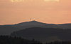 Blick vom Berg Gänsehals im Sonnenuntergang zum Hochkelberg mit Sendeturm