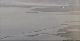 Hoeckelingsdam voor de kust van Waterland. In het verschiet is de Diemer Vijfhoek te zien. Het Strandeiland van IJburg is in aanleg.