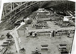 Внутренний вид иглу GMH Allison Overhaul Assembly Plant, расположенного на Sandgate Road Albion Brisbane во время Второй мировой войны.