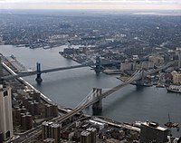 Brooklyn Bridge a řeka East River