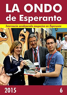 Kovrilo de la 6a numero, 2015: Dum la 74a Hispana kongreso de Esperanto, dekstre maldekstren: Enric Baltasar (kunordiganto de LKK), José Antonio del Barrio (prezidanto de HEF), Maria Carmen Tormos (skabenino pri kulturo)