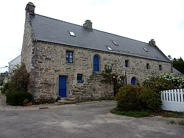 Maison allongée constituée de trois logis accolés située dans le bourg.