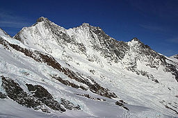 Lenzspitze är det första berget från höger