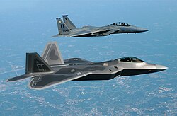 Первый действующий F-22A Raptor вместе с F-15D Eagle при доставке на авиабазу Лэнгли в мае 2005 года.