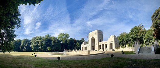 Vue globale (de côté) du mémorial.