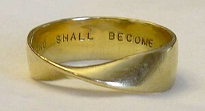 English: A Möbius strip employed as a gold wed...