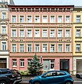 Mietshaus in geschlossener Bebauung mit Vorgarten sowie Hinterhaus