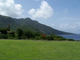 Vue du Morne Grande Voûte (le plus élevé au centre) depuis le fort Delgrès avec à sa droite le Morne La Class et au premier plan à gauche le Morne Griselle.