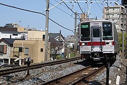 行走於仲町築堤的東武東上線列車