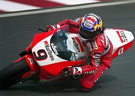 Абэ на своей Yamaha во время гонок за Большой приз Японии 1996