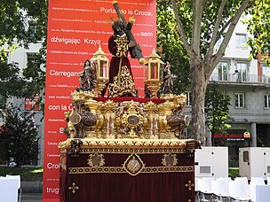 Nuestro Padre Jesús del Gran Poder esperando a procesionar en una tarde de agosto de 2011 con motivo de la JMJ. Se encuentra con túnica de terciopelo rojo y bordados dorados sobre un paso dorado