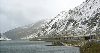 Oberalpsee og den korte jernbanetunnel