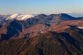 pohľad na vrch Sveštnik (v strede fotografie) a druhý najvyšší vrch Južného Pirinu Mutorok (na pravej strane fotografie) – na ľavej strane fotografie je zachytený Stredný Pirin s najvyšším vrchom Oreľak