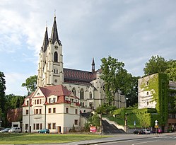 Kostel a schodiště, pohled od jihu