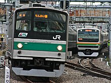 大崎駅から山手貨物線内に進入するりんかい線（左）と湘南新宿ライン（右）