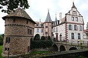 Pignon Renaissance, tourelle d'escalier, donjon (XIXe), douves