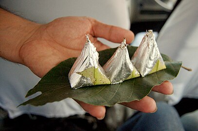 Паан (листя бетеля) подають із срібною фольгою в Сарнатх поблизу Варанасі, Індія.