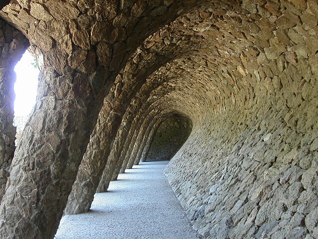 http://upload.wikimedia.org/wikipedia/commons/thumb/d/d9/Passage_in_parc_guell.JPG/640px-Passage_in_parc_guell.JPG