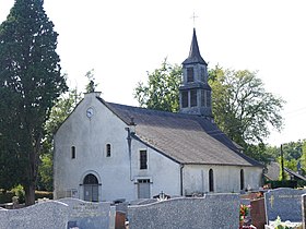 Photographie couleur d'une église de petites dimensions située dans un cimetière