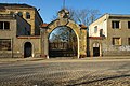 Sachgesamtheit Train-Kaserne, mit folgenden Einzeldenkmalen: mehrere Gebäude, Fassadenteile der Garagen, Toreinfahrt und Einfriedung eines ehemaligen Kasernengeländes (Anschriften: Olbrichtstraße 1, Rügener Straße 2 sowie Usedomer Straße 1, 3, 5, 7 und 9, Obj. 09306491, Olbrichtstraße 1) sowie mit dem Kasenerngelände (mit Pflasterung) als Sachgesamtheitsteil