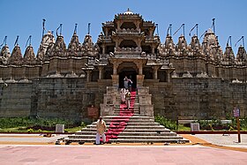 Entrada al amplio templo jainista de Rankpur (Rajasthan, India)