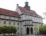 Bis 1959 hatte das Treptower Rathaus in Berlin einen Straßenbahnanschluss