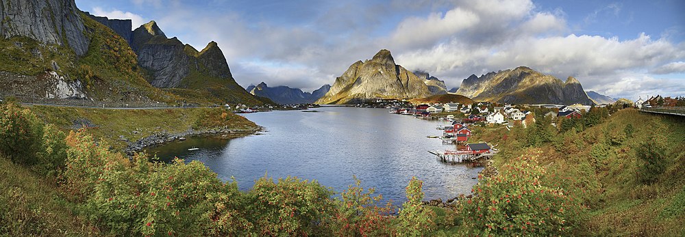 Desa Reine pada musim gugur, Reinefjorden, Norwegia